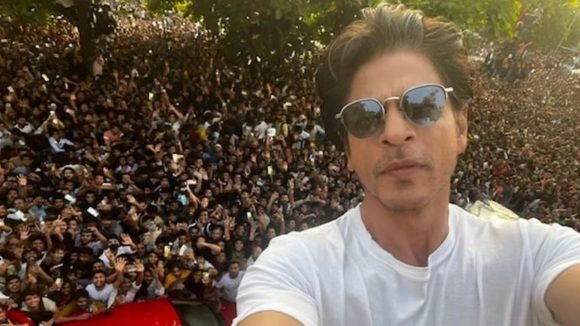 Shahrukh Khan: షారుక్ ఫ్యాన్స్ కి ఘోర అవమానం.. సిబ్బందిపై మండిపడ్డ కింగ్!