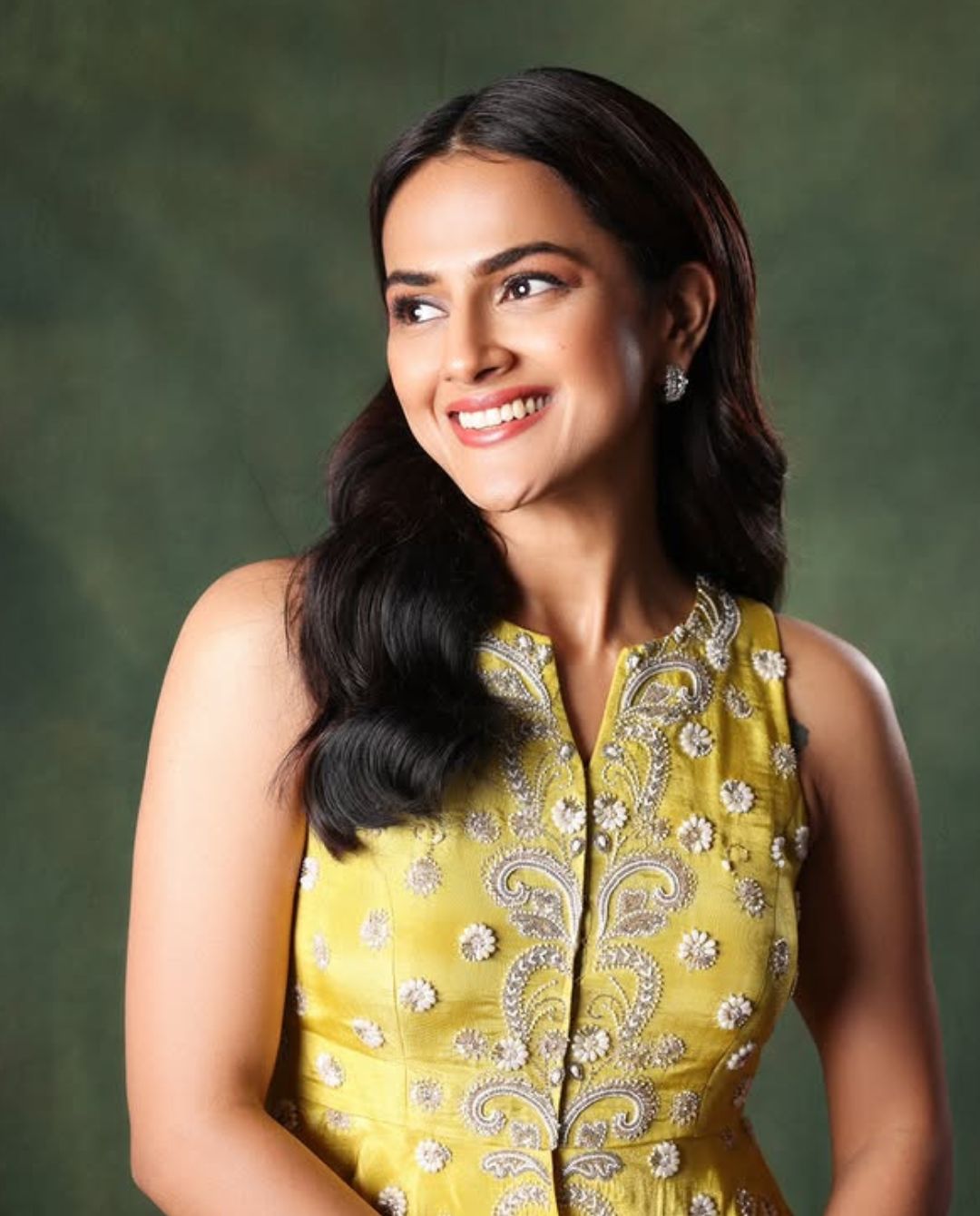 Shraddha Srinath: క్యూట్ స్మైల్ తో కట్టిపడేస్తున్న శ్రద్దా.. సూపర్ మావా…