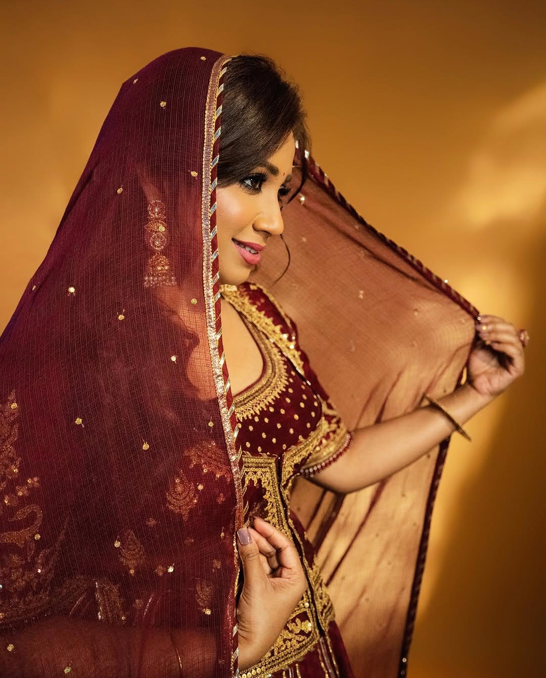 Shreya Ghoshal: మెరూన్‌ డ్రెస్‌ లో మెస్మరైజ్ చేస్తున్న శ్రేయా ఘోషల్‌