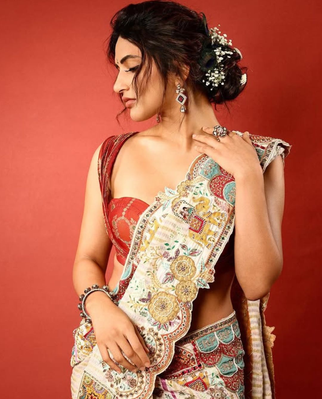 Sreeleela : వైట్ శారీలో అప్సరసలాగా మెరిసిపోతున్న శ్రీలీల..ఎంత క్యూట్ గా ఉందో..