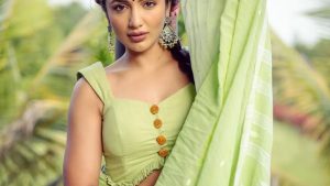 Tejeswi Madivada: ఒంటి మీద పైట నిల్వలేదా తేజు.. పోజులతో పిచ్చేస్తుంది మావా..