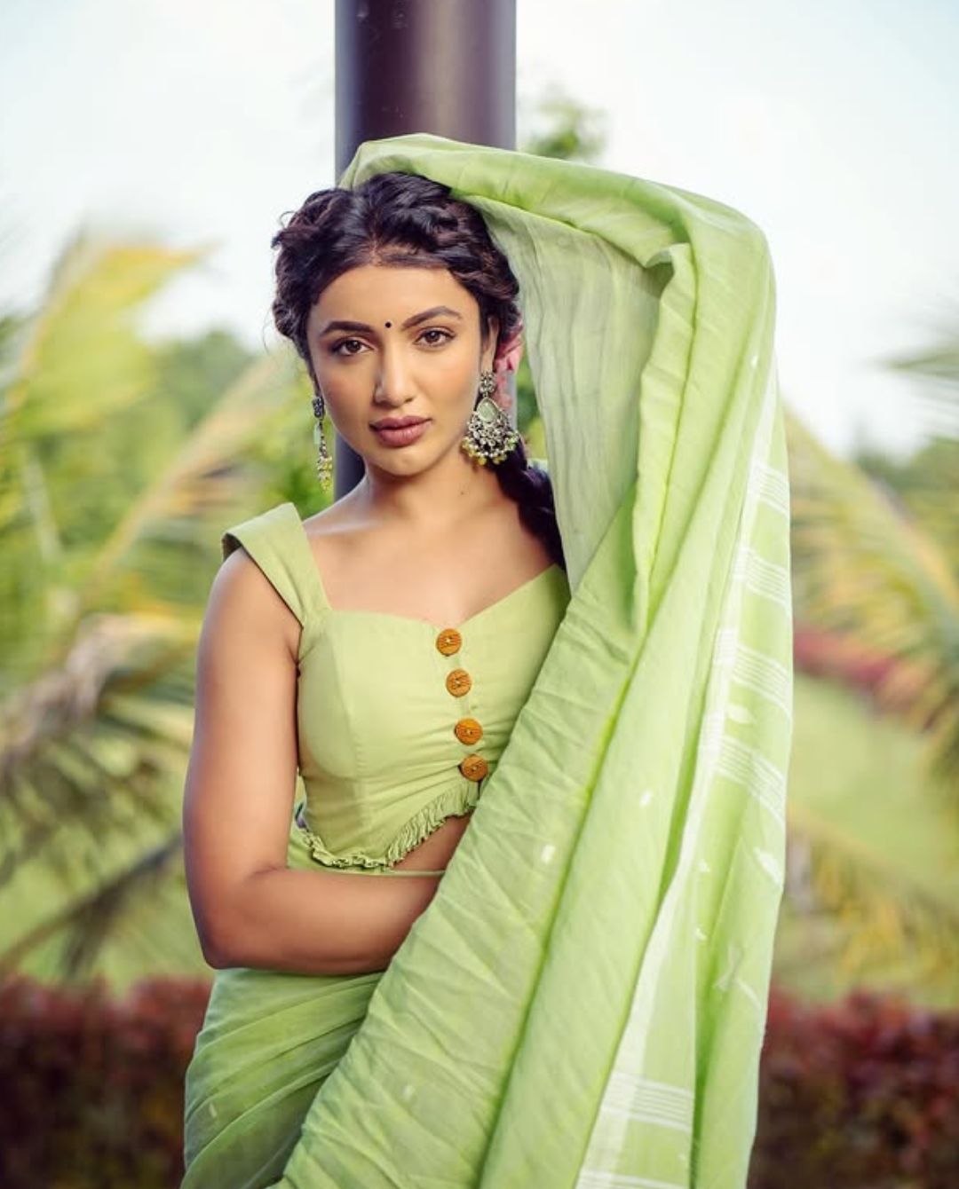 Tejeswi Madivada: ఒంటి మీద పైట నిల్వలేదా తేజు.. పోజులతో పిచ్చేస్తుంది మావా..