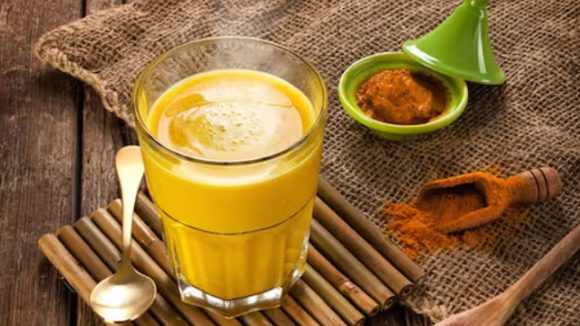 Turmeric Milk: రాత్రి పూట పాలల్లో చిటికెడు పసుపు కలుపుకుని తాగారంలే మీరు ఊహించని ప్రయోజనాలు
