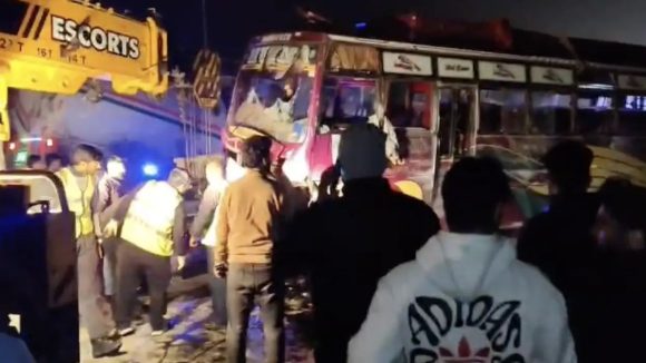 Road Accident: డివైడర్‌ని ఢీకొట్టి బోల్తా పడిన బస్సు.. జమ్మూకాశ్మీర్‌లో ఘటన, స్పాట్‌లో 35 మంది విద్యార్థులు