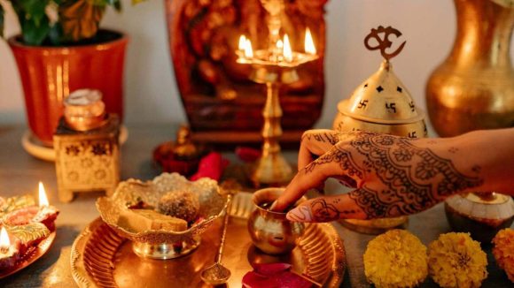 Common Puja Mistakes: పూజా సమయంలో.. ఇలాంటి పొరపాట్లు చేస్తే అష్టకష్టాలు