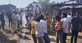 Adilabad: సర్పంచ్ ఎన్నికల సెగ... ఏకంగా పోలీసులపైనే తిరగబడ్డ గ్రామస్థులు.. అసలు ఏమైందంటే..?