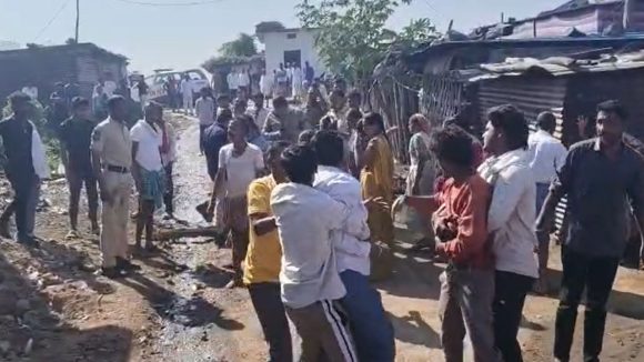 Adilabad: సర్పంచ్ ఎన్నికల సెగ… ఏకంగా పోలీసులపైనే తిరగబడ్డ గ్రామస్థులు.. అసలు ఏమైందంటే..?