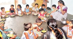 Rashmika Mandanna : ఫ్రెండ్స్ తో చిల్ అవుతున్న రష్మిక మందన్న.. పిక్స్ వైరల్..