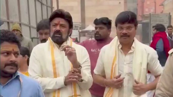 Balakrishna: సినిమా హిట్టు.. ఫ్లాప్ తో సంబంధం లేదు.. విశ్వనాథుడి సన్నిధిలో బాలయ్య!