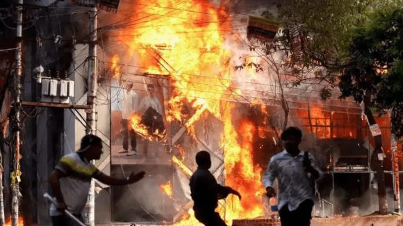 Bangladesh: బంగ్లాదేశ్‌లో హిందువుల ఇళ్లకు నిప్పు పెట్టిన అల్లరిమూకలు.. మరీ ఇంత దారుణమా?