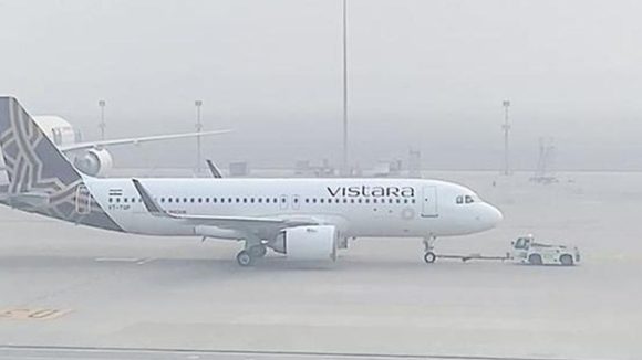 Delhi Fog: ఢిల్లీని కమ్మేసిన దట్టమైన పొగమంచు: 200 విమానాలు ఆలస్యం.. ప్రయాణికులకు ఎయిర్‌లైన్స్ కీలక సూచనలు