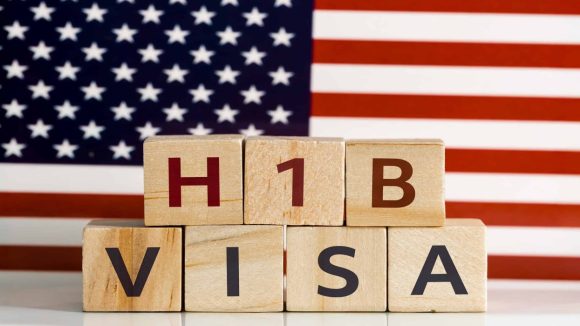 USA Visa Interviews: భారత్ లో H-1B వీసాదారులకు పునరుద్ధరణ కష్టాలు.. యూఎస్ కు తిరిగి వెళ్లలేని పరిస్థితి