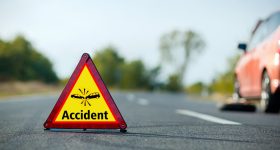 Road Accident: ఓటేయడానికి వెళ్తూ కానరాని లోకాలకు.. రోడ్డు ప్రమాదంలో దంపతులు