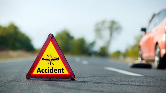 Road Accident: ఓటేయడానికి వెళ్తూ కానరాని లోకాలకు.. రోడ్డు ప్రమాదంలో దంపతులు