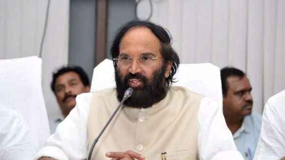 Minister Uttam: కేసీఆర్ చేసిన అప్పులు తీర్చడానికే ఏటా రూ.16 వేల కోట్లు కడుతున్నాం.. మంత్రి ఉత్తమ్ ఫైర్