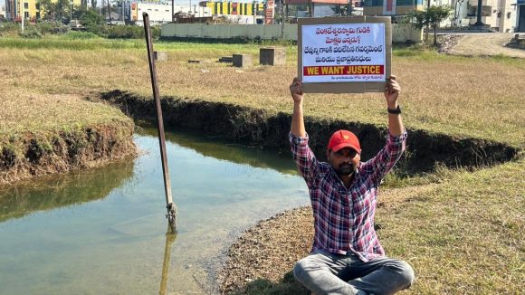 Karimnagar: కరీంనగర్‌లో టీటీడీ ఆలయ నిర్మాణం.. యువకుడి వినూత్న నిరసన