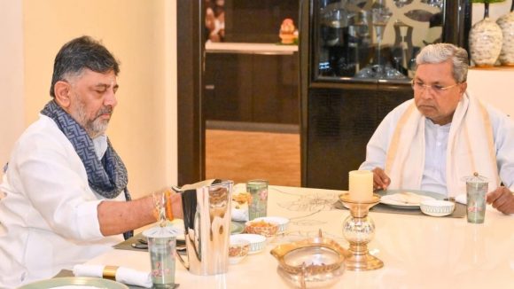 Bengaluru Politics: కర్ణాటకలో బ్రేక్ ఫాస్ట్ రాజకీయాలు.. డీకే పిలుపు, సీఎం సిద్ధరామయ్య హాజరు