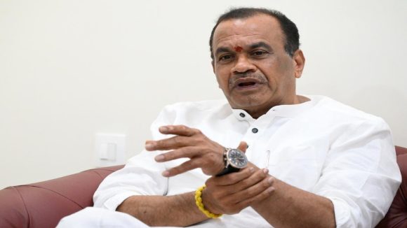 Minister Komatireddy: హీరోలకు వందల కోట్ల రెమ్యురేషన్లు ఎందుకు?.. ఇకపై టికెట్ల రేట్ల పెంపు ఉండదు: మంత్రి కోమటిరెడ్డి