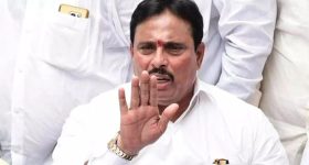 RTC Bus Stuck on Track: రైల్వే ట్రాక్ పై ఆగిన ఆర్టీసీ బస్సు.. తృటిలో తప్పిన పెను ప్రమాదం