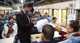 Madurai-Rameswaram train: రైలులో టిక్కెట్ లేకుండా 300 మంది ప్రయాణం.. అధికారులు తనిఖీలు చేయగా.. పరుగో పరుగు..