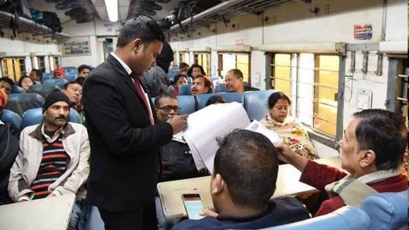 Madurai-Rameswaram train: రైలులో టిక్కెట్ లేకుండా 300 మంది ప్రయాణం.. అధికారులు తనిఖీలు చేయగా.. పరుగో పరుగు..