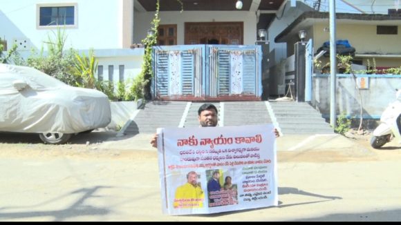 Nizamabad News: భార్య బావ ఇంటి ముందు భర్త ధర్నా.. పెళ్లైన నాలుగు నెలలకే అంటూ ఆరోపణలు