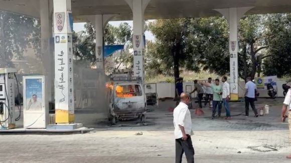 Omni Van Fire: పెట్రోల్ బంక్‌లోకి దూసుకొచ్చిన మండుతున్న వ్యాన్.. ఘట్‌కేసర్‌లో ఊపిరి పీల్చుకున్న జనం! త్రుటిలో తప్పిన పెను ప్రమాదం