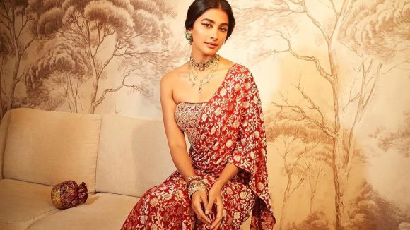 Pooja Hegde: సిల్క్ చీరలో మెస్మరైజ్ చేస్తున్న బుట్ట బొమ్మ!