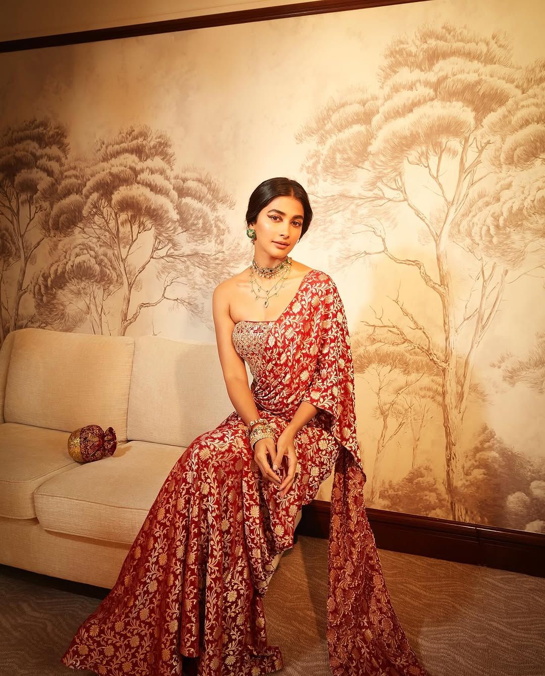 Pooja Hegde: సిల్క్ చీరలో మెస్మరైజ్ చేస్తున్న బుట్ట బొమ్మ!
