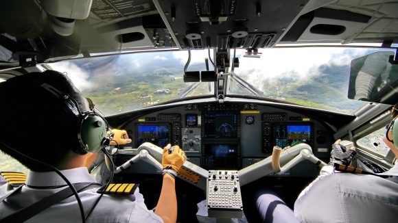 Pilot Shirt Ripping:  పైలెట్ తన షర్టు ఎప్పుడు చింపుకుంటాడు? ఎందుకు?