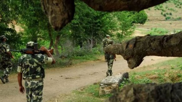 Encounter: CRPFకు భారీ ఎదురుదెబ్బ..  ఎన్‌కౌంటర్‌లో ముగ్గురు జవాన్లు, 12 మంది మావోలు మృతి