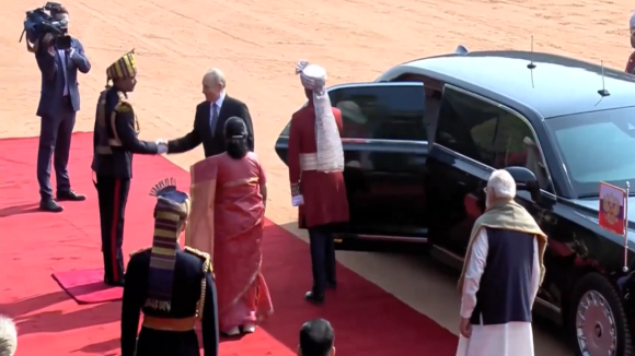 Putin Guard Of Honor:  గార్డుకు షేక్ హ్యాండ్ ఇచ్చిన పుతిన్.. గౌరవ వందనంలో ఆసక్తికర ఘటన.. వీడియో వైరల్