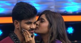 Rithu Chowdary - Pavan: పవన్‌కు ముద్దు పెట్టిన రీతూ...  స్టేజ్‌పైన ఏంట్రా ఆ పనులు?