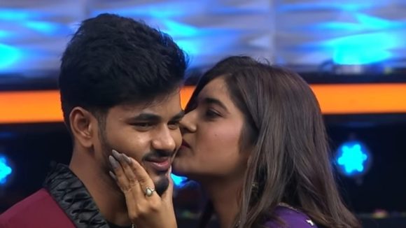 Rithu Chowdary – Pavan: పవన్‌కు ముద్దు పెట్టిన రీతూ…  స్టేజ్‌పైన ఏంట్రా ఆ పనులు?