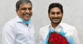 AP Politics: దూరంగా సీనియర్లు.. సజ్జల మాటలు దేనికి సంకేతం, వైసీపీలో చర్చ