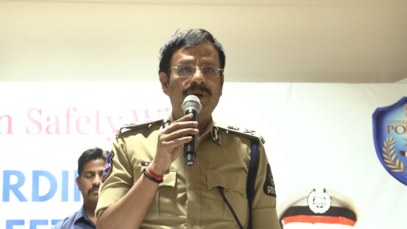 CP Sajjanar: బలవంతపు వసూళ్లకు పాల్పడితే చర్యలు తప్పవు.. ట్రాన్స్‌జెండర్లకు సీపీ సజ్జనార్ వార్నింగ్