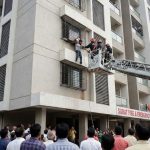 Surat man falls from 10th floor: మృత్యువుతో పోరాడి గెలిచాడు.. 10వ అంతస్తు నుంచి జారిపడినా ప్రాణాలతో బయటపడ్డ వైనం