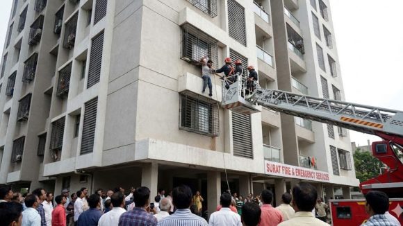 Surat man falls from 10th floor: మృత్యువుతో పోరాడి గెలిచాడు.. 10వ అంతస్తు నుంచి జారిపడినా ప్రాణాలతో బయటపడ్డ వైనం