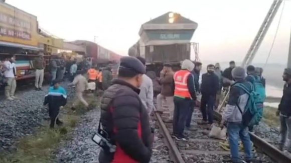 Assam Train Accident: అస్సాంలో ఏనుగులను ఢీకొట్టిన రాజధాని ఎక్స్ ప్రెస్.. పట్టాలు తప్పిన ఐదు బోగీలు