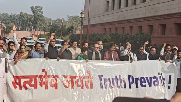 Congress Protest in Parliament: సత్యమేవ జయతే అంటూ.. పార్లమెంట్‌ వద్ద కాంగ్రెస్ నిరసన