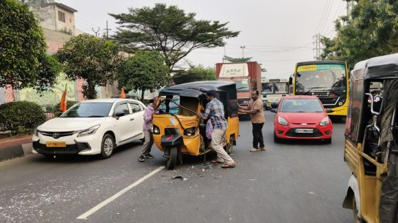 Auto Hits RTC Bus: బస్సును ఢీకొన్న స్కూల్‌ ఆటో.. స్టూడెంట్స్‌ స్పాట్‌లో