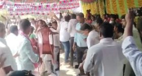 Congress vs BRS: సర్పంచ్ ప్రమాణ స్వీకారోత్సవంలో.. కొట్టుకున్న కాంగ్రెస్, బీఆర్ఎస్ నేతలు