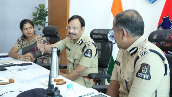 CP Sajjanar: న్యూ ఇయర్ వేడుకల వేళ రోడ్లపై వేషాలు వేస్తే తాట తీస్తా: సీపీ సజ్జనార్