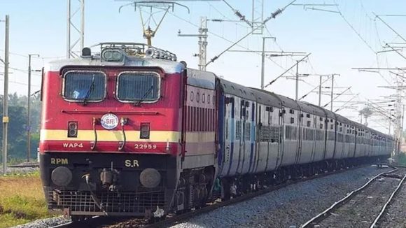 Train Accident: ఘోర ప్రమాదం.. ఎక్స్‌ప్రెస్ రైలు ఢీకొట్టి ఇద్దరు మృతి