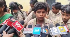 Pithapuram Caste Discrimination: పిఠాపురంలో రోడ్డెక్కిన విద్యార్థులు.. ‘మీది వెదవ జాతి’ అంటున్నారని టీచర్లపై ఫిర్యాదు