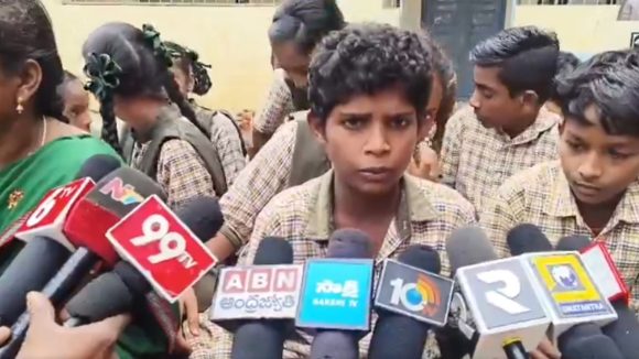 Pithapuram Caste Discrimination: పిఠాపురంలో రోడ్డెక్కిన విద్యార్థులు.. ‘మీది వెదవ జాతి’ అంటున్నారని టీచర్లపై ఫిర్యాదు