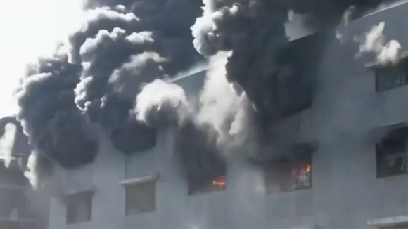 Surat Fire Accident: సూరత్‌లో భారీ అగ్నిప్రమాదం.. పరుగులు పెడుతోన్న జనం