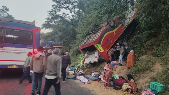 Bus Accident: ఏపీలో ఘోర ప్రమాదం.. బస్సు బోల్తా.. స్పాట్లోనే 8 మంది మృతి