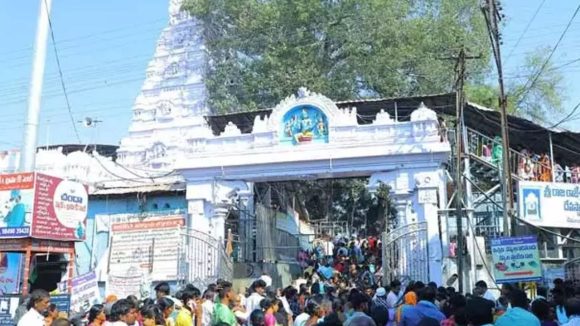 Vemulawada: వేములవాడలో దళారుల దందా.. ఏడుగురిపై కేసు నమోదు