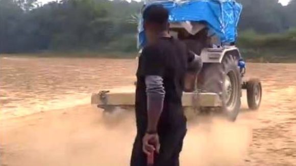 Viral Video :  క్రికెట్ ఆడిపించుకోలేదని.. గ్రౌండ్ మొత్తం దున్నేసాడు… వీడియో వైరల్